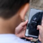 Création d&rsquo;un délit de négligence numérique envers les parents par les autorités françaises.