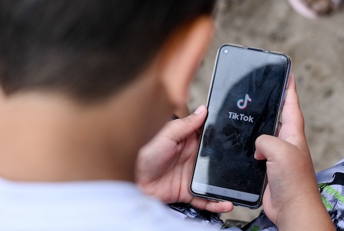Création d’un délit de négligence numérique envers les parents par les autorités françaises.