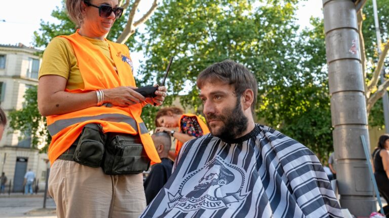 Une coiffeuse transforme la rue en salon solidaire pour aider les plus démunis après sa maladie.