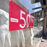 Agen : les commerçants lancent les soldes sous une canicule inattendue.