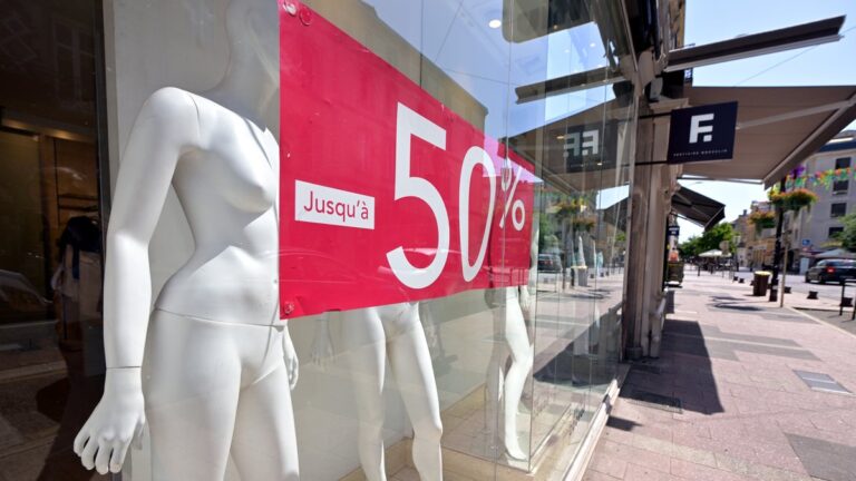 Agen : les commerçants lancent les soldes sous une canicule inattendue.