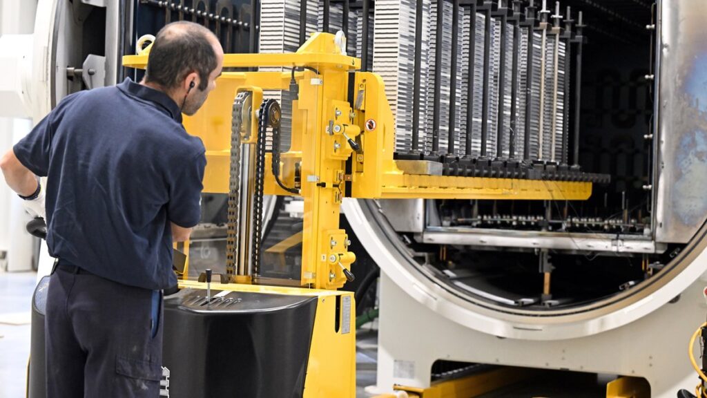 Tensions persistantes dans le secteur industriel face aux difficultés de recrutement en France.