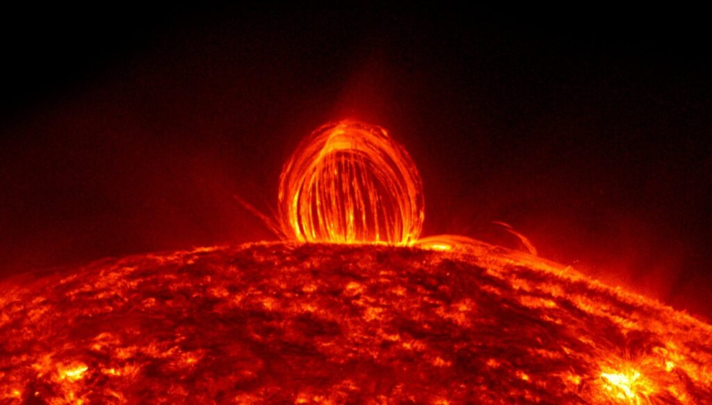 Les éruptions solaires expliquent les pluies de plasma observées sur Terre.