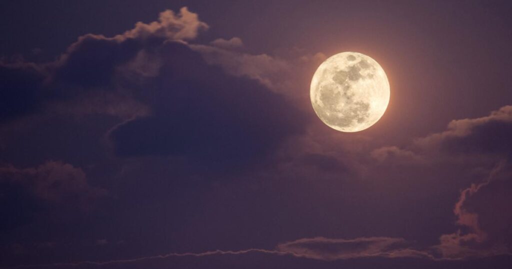 Pleine lune des fraises : explication de son appellation et de ses origines culturelles.
