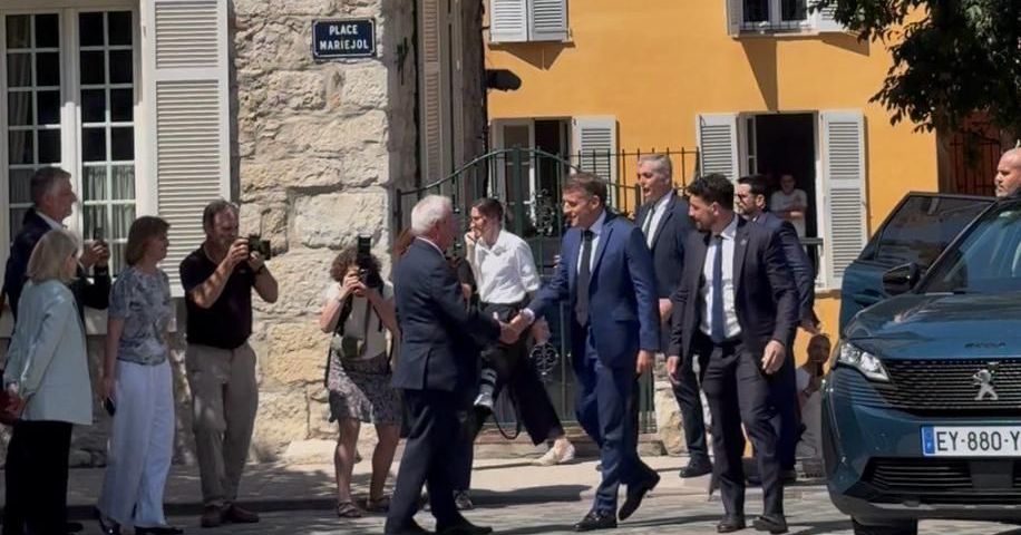 Emmanuel Macron et Giorgia Meloni abordent la coopération lors du 36e sommet franco-italien à Antibes.