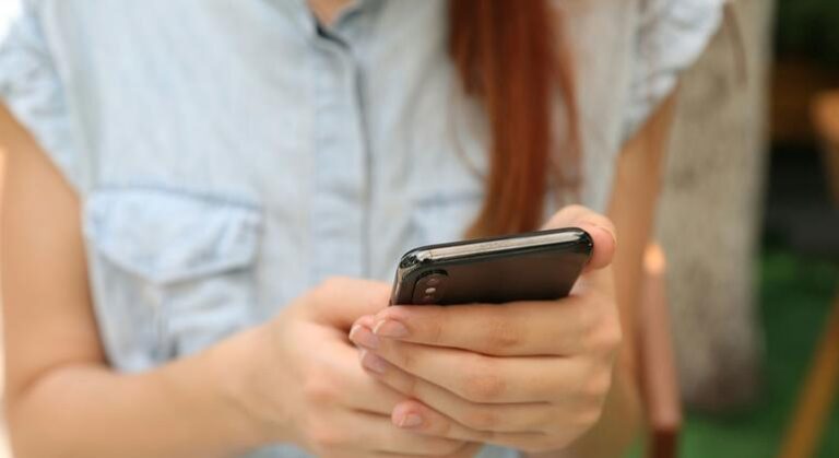 Violences contre les femmes : l’IA alimente la misogynie numérique en Europe