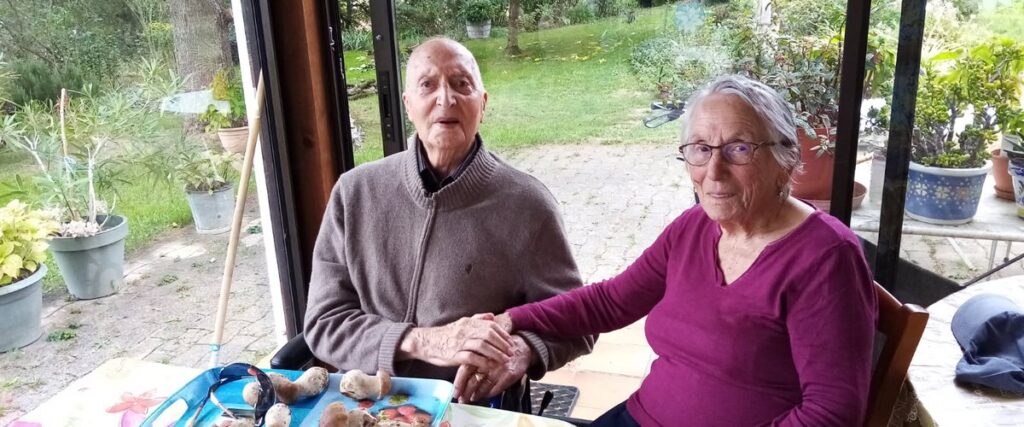 Un couple français célèbre 80 ans de mariage après une rencontre dans un bus.