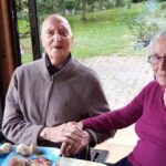 Un couple français célèbre 80 ans de mariage après une rencontre dans un bus.
