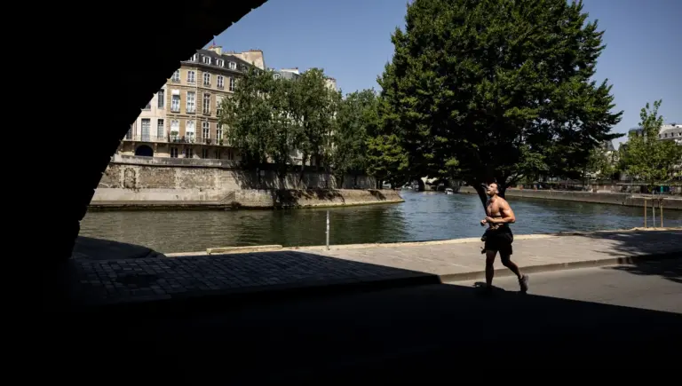 Des sportifs s’entraînent aux heures les plus chaudes pour optimiser leurs performances en période de canicule.