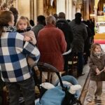 Survivre à une messe en famille : stratégies pour gérer les tensions intergénérationnelles