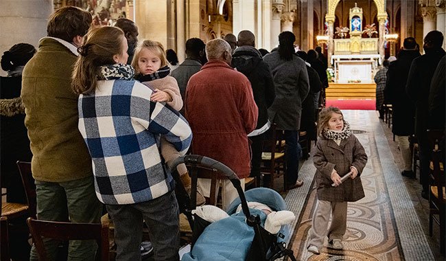 Survivre à une messe en famille : stratégies pour gérer les tensions intergénérationnelles