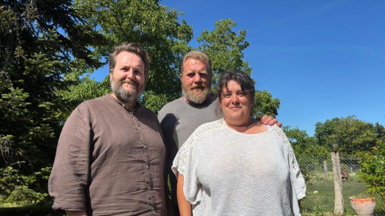 Un couple d’agriculteurs ouvre leur ferme en France pour aider des personnes addictes à se reconstruire.