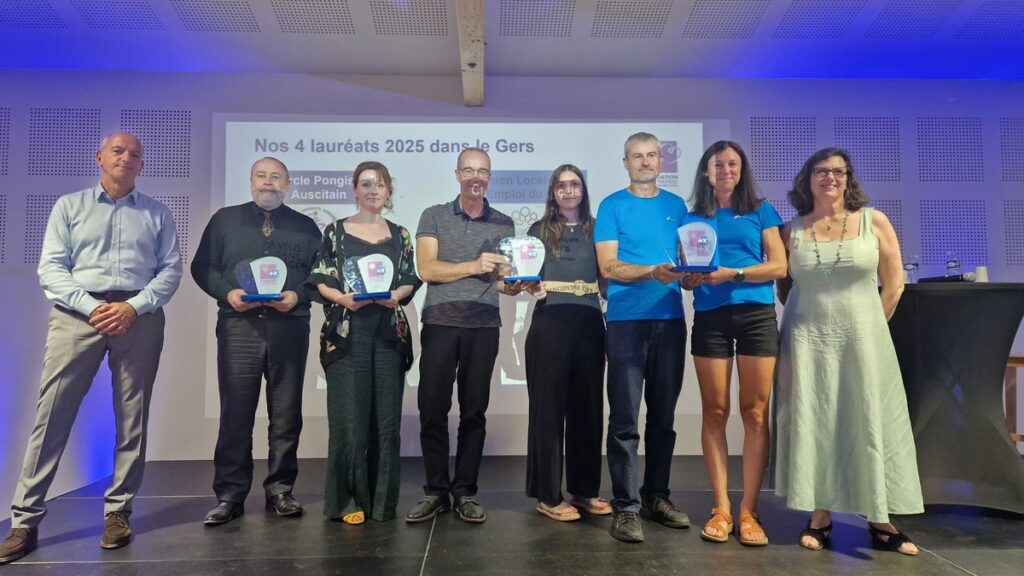 Banque Populaire Occitane : quatre associations gersoises reçoivent des triporteurs et du matériel de ping-pong handisport.