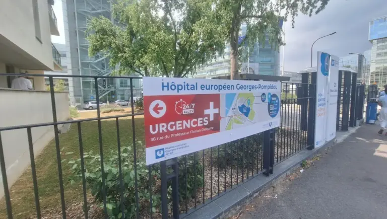 Canicule à Paris : la surfréquentation des urgences complique la prise en charge des patients.
