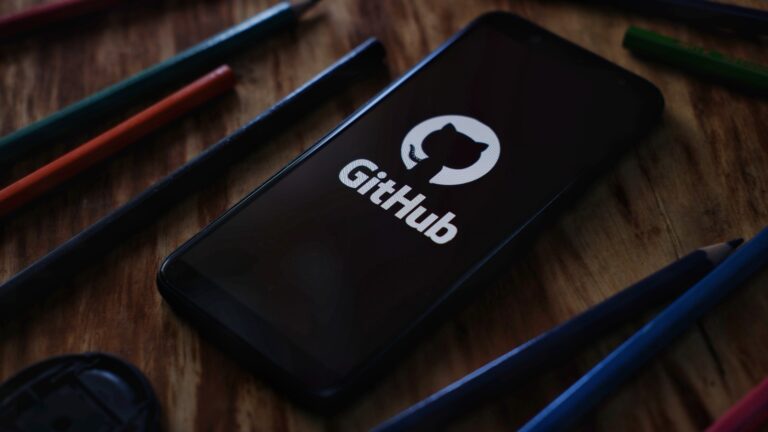 Des agents de code IA exécutent un malware via un dépôt GitHub apparemment propre.