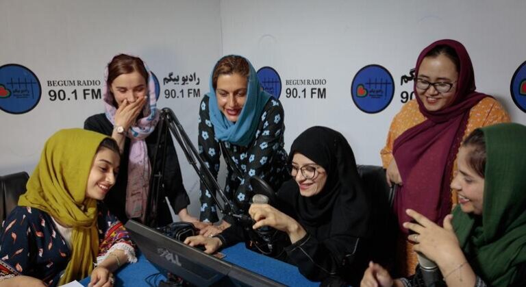 Radio Begum : un espace public féminin en Afghanistan face à des défis croissants.