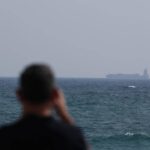 L&rsquo;ONU suspend son plan d&rsquo;évacuation des navires d&rsquo;Ormuz après une attaque, des bateaux continuent de passer.