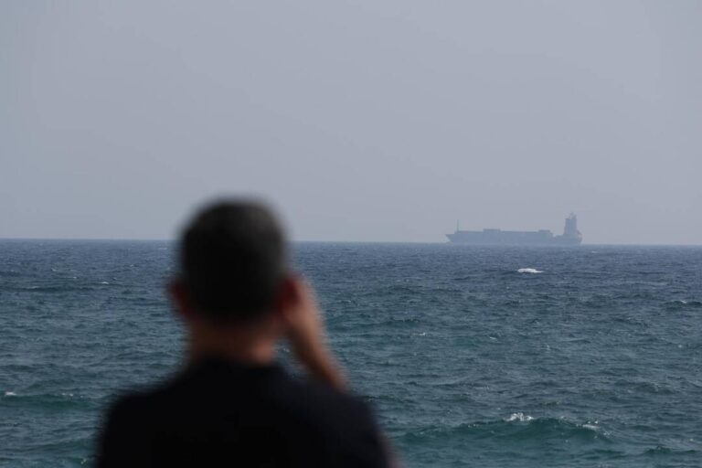 L’ONU suspend son plan d’évacuation des navires d’Ormuz après une attaque, des bateaux continuent de passer.