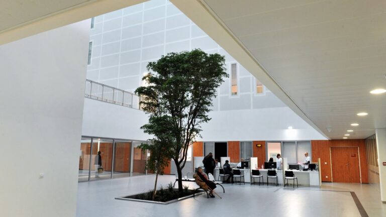 Conflit entre Fabre et Azéma sur la gestion hospitalière après la défaite du maire RN