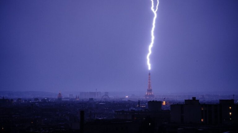 Alerte orange aux orages dans huit départements de Midi-Pyrénées, 7000 ha brûlés en France.