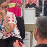Une femme acceptant une demande en mariage à la caisse d&rsquo;E. Leclerc devant des clients.