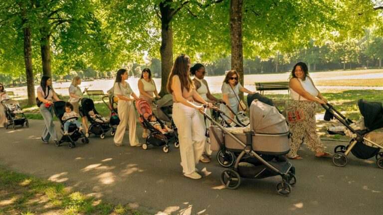 Des groupes WhatsApp émergent pour favoriser les rencontres entre mères lors des «Mom Walks»