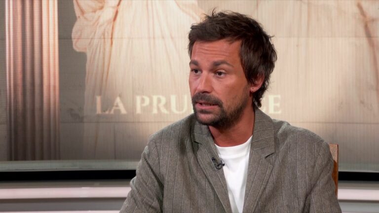 Bertrand Chameroy souligne la nécessité de l’humour face à une époque difficile.