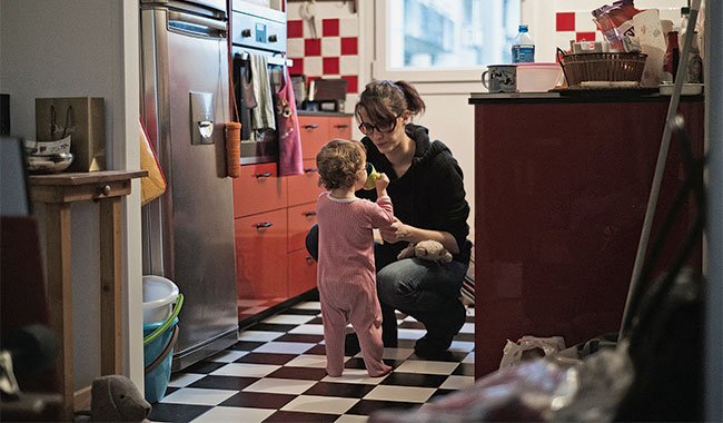Baisse de la natalité : la crise du couple en France soulève des interrogations.