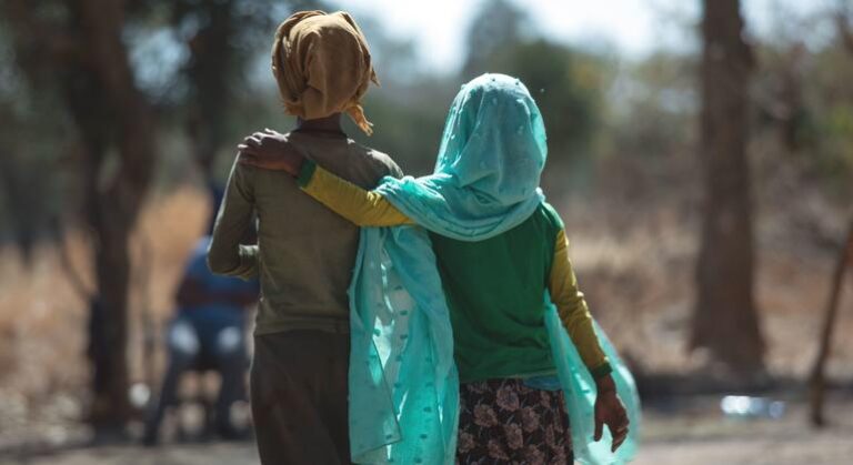 Chirurgienne féministe lutte contre l’excision en Afrique pour protéger les droits des femmes
