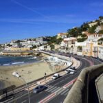 Une passante brise une vitre en France pour secourir un enfant oublié dans une voiture.