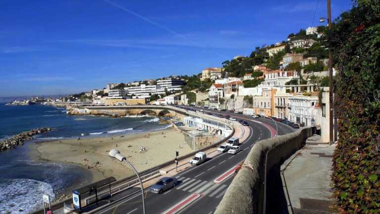Une passante brise une vitre en France pour secourir un enfant oublié dans une voiture.