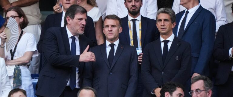 Finale du Top 14 : Emmanuel Macron et dirigeants présents au Stade de France.