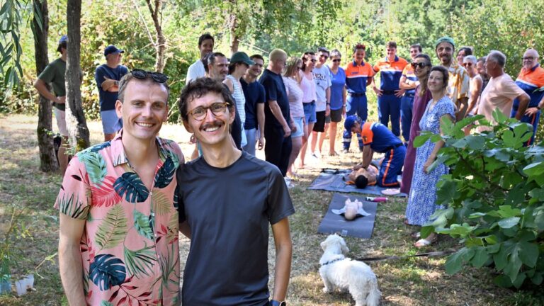 Un couple propose une initiation au massage cardiaque lors de son mariage, sauvant un marié.