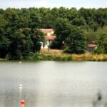 Des baigneurs dans le Lot-et-Garonne après des soupçons de bactérie dans un lac.