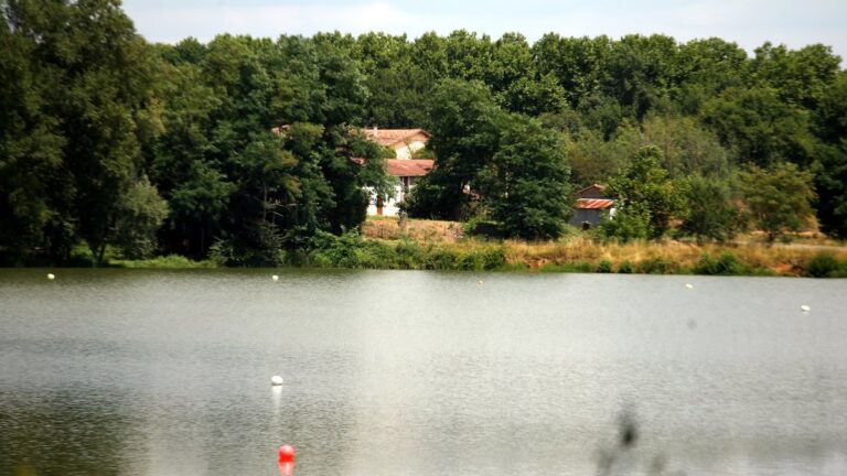 Des baigneurs dans le Lot-et-Garonne après des soupçons de bactérie dans un lac.