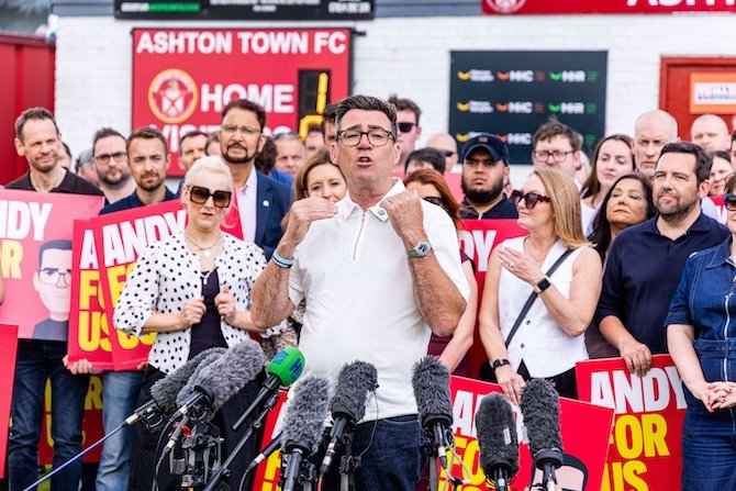 Andy Burnham, maire de Manchester, évoque son soutien à une politique catholique de gauche.
