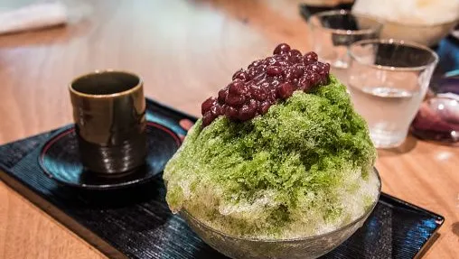 Le kakigori, dessert japonais, se popularise en France pour ses vertus rafraîchissantes.