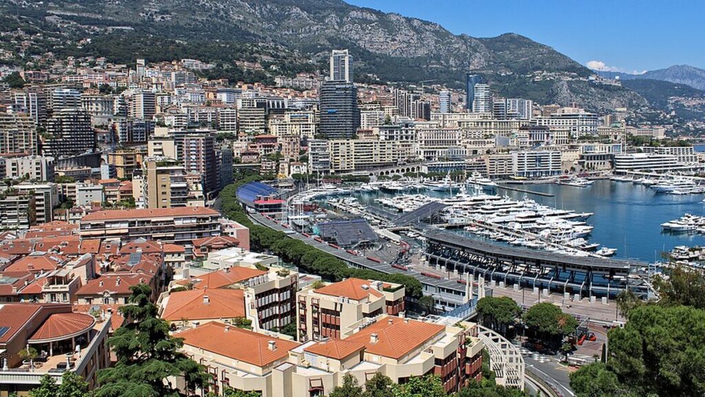 Explosion volontaire à Monaco : un homme abandonne un sac à dos, plusieurs blessés.