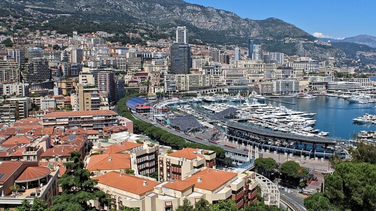 Explosion volontaire à Monaco : un homme abandonne un sac à dos, plusieurs blessés.