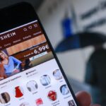 La France impose jusqu&rsquo;à 20 euros de malus par vêtement pour taxer Shein et Temu.