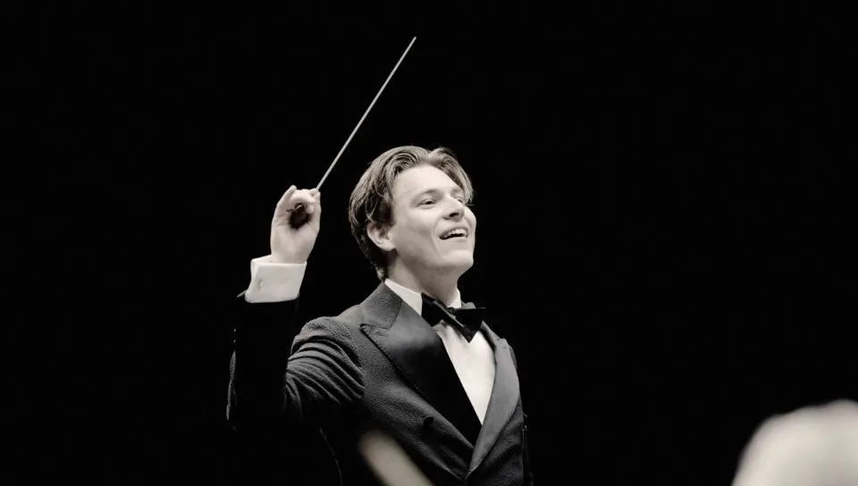 Klaus Mäkelä explore le son dans le premier épisode de son podcast sur l’orchestre.