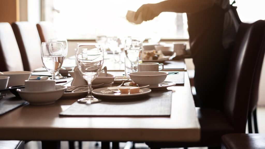 Licenciement d’un serveur validé par la justice après dénonciation de cafés surévalués