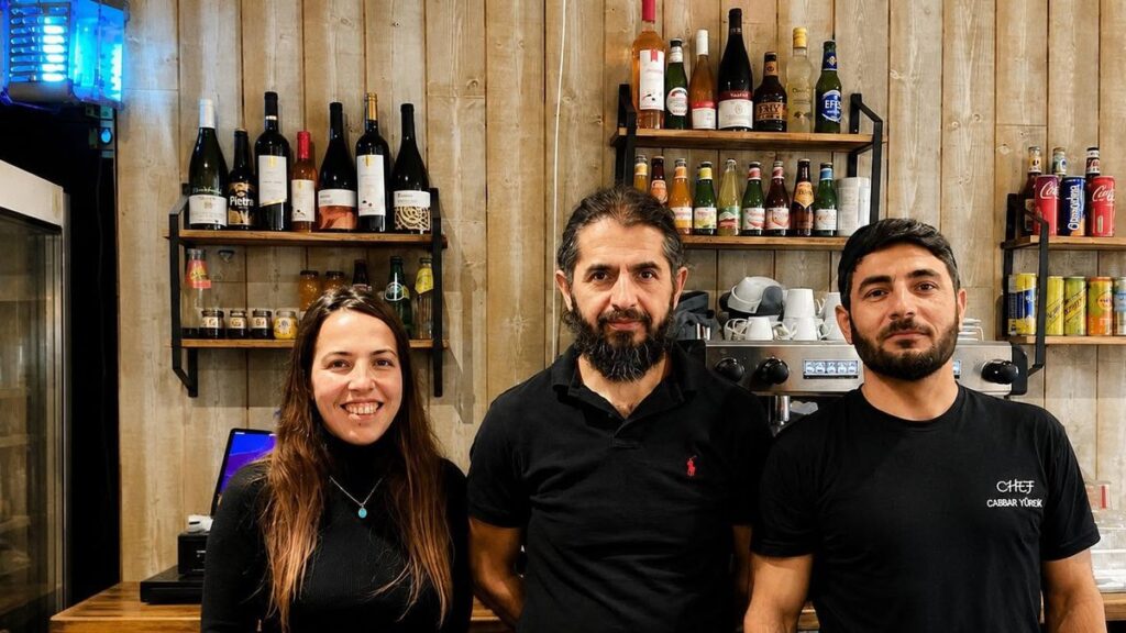 Cuisinier sous OQTF obtient une carte de séjour grâce au soutien de ses employeurs et de la mairie