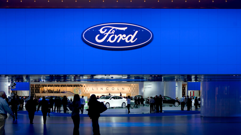 Ford réembauche des travailleurs humains face aux limites de l’IA dans l’industrie automobile.