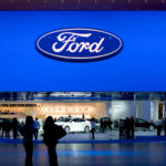 Ford réembauche des travailleurs humains face aux limites de l&rsquo;IA dans l&rsquo;industrie automobile.