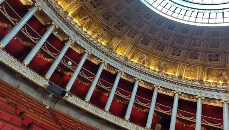 L’Assemblée adopte la version définitive du texte sur l’aide à mourir après plusieurs révisions.
