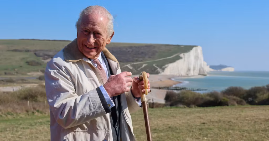 Charles III inaugure le plus long sentier côtier du monde au Royaume-Uni