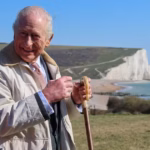 Charles III inaugure le plus long sentier côtier du monde au Royaume-Uni