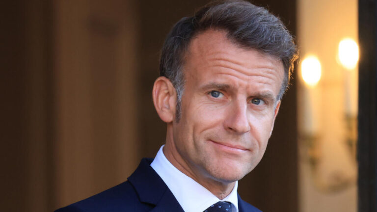 Macron annonce un financement de 1,55 milliard d’euros pour le secteur quantique et semi-conducteurs.