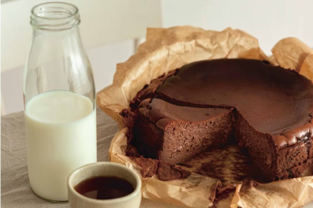 Recette du cheesecake basque chocolat et miso d’Emilie Franzo à découvrir.
